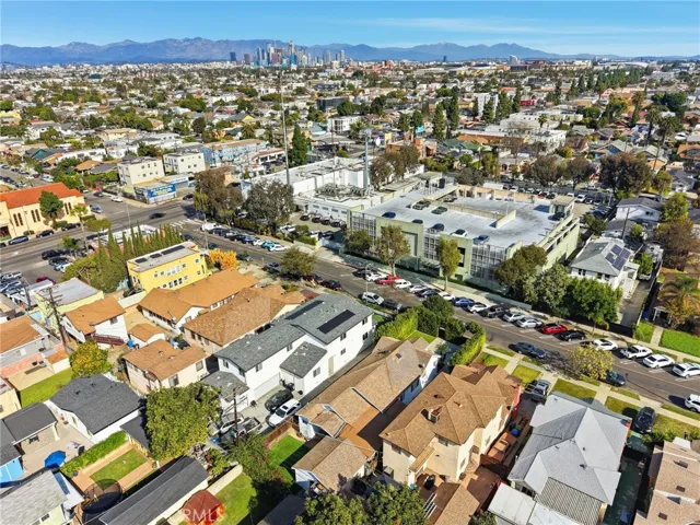 Beautiful neighborhood near USC, The Coliseum, and vibrant neighborhood amenities