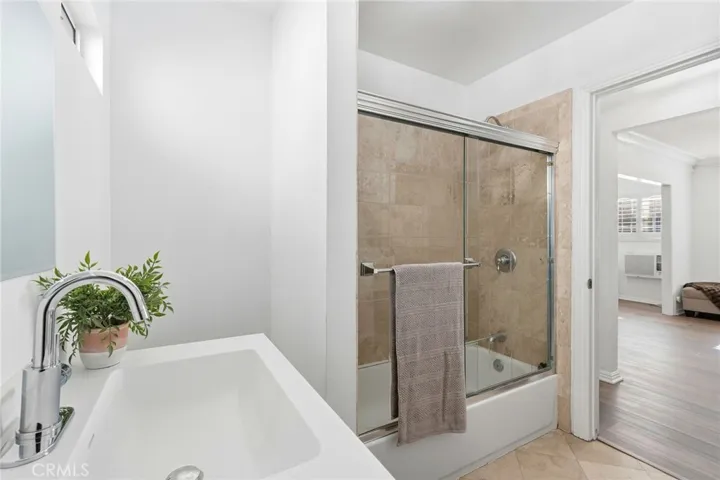 First bathroom serving first and second bedrooms