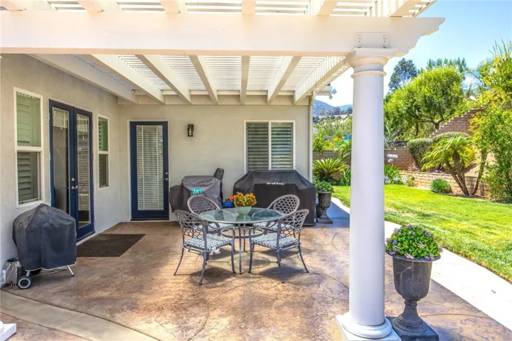 Large lot location offering a comfortable sense of space and openness