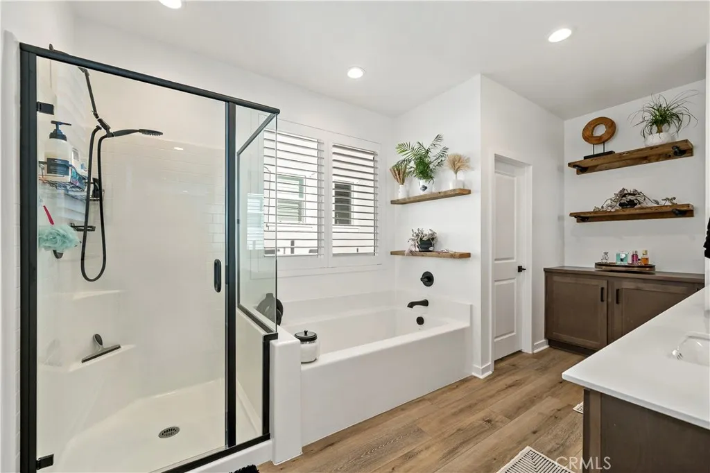 Shower-soaking tub