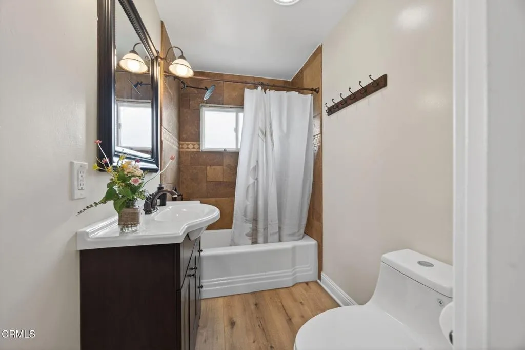 2166 Bardsdale Avenue -  Bathroom