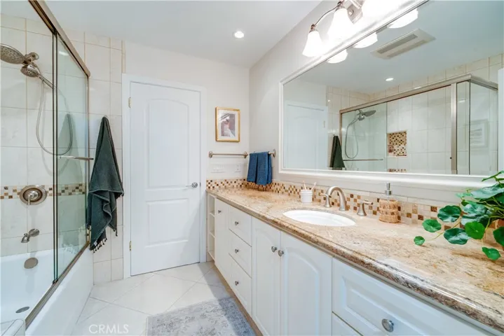 Guest bathroom.