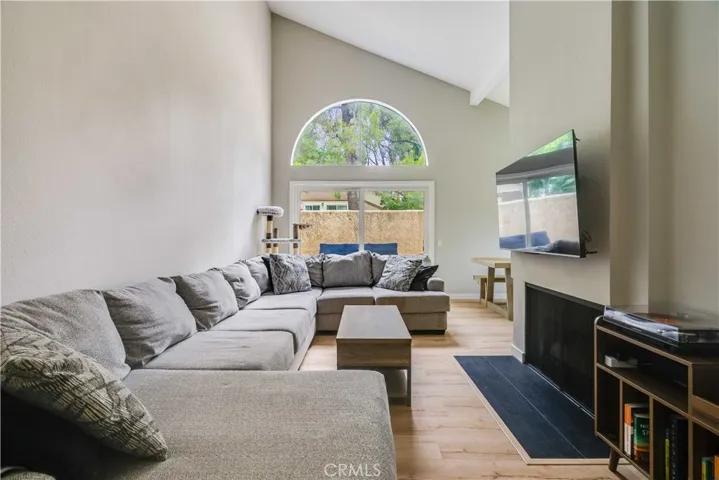 6300 Shoup Avenue 2, Woodland Hills, California 91367