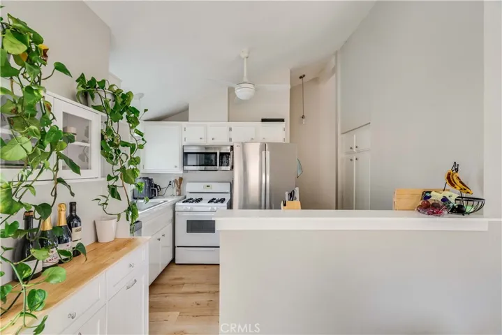6300 Shoup Avenue 2, Woodland Hills, California 91367