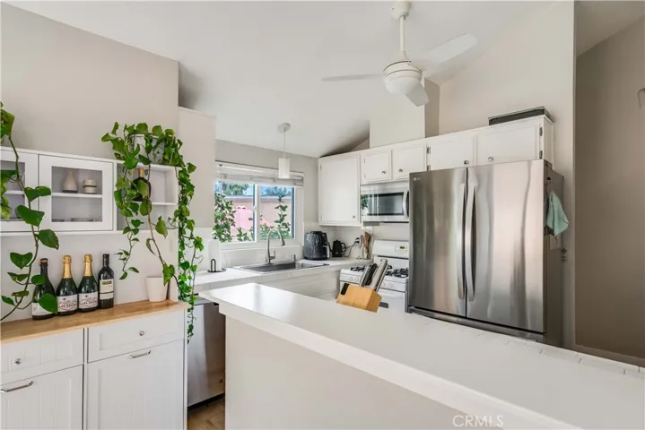 6300 Shoup Avenue 2, Woodland Hills, California 91367