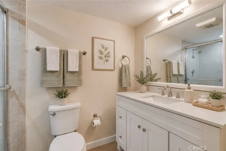 6300 Shoup Avenue 2, Woodland Hills, California 91367