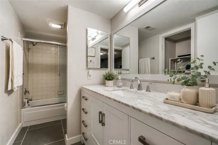 6300 Shoup Avenue 2, Woodland Hills, California 91367