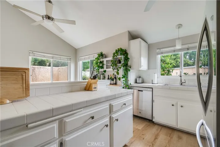 6300 Shoup Avenue 2, Woodland Hills, California 91367
