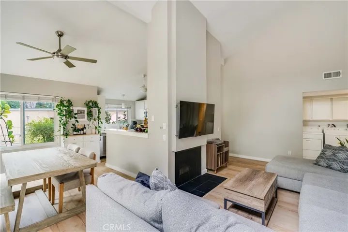 6300 Shoup Avenue 2, Woodland Hills, California 91367
