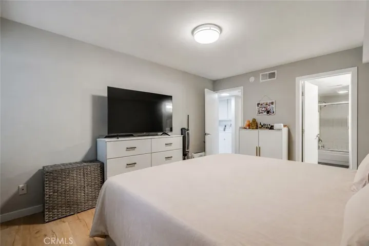 6300 Shoup Avenue 2, Woodland Hills, California 91367