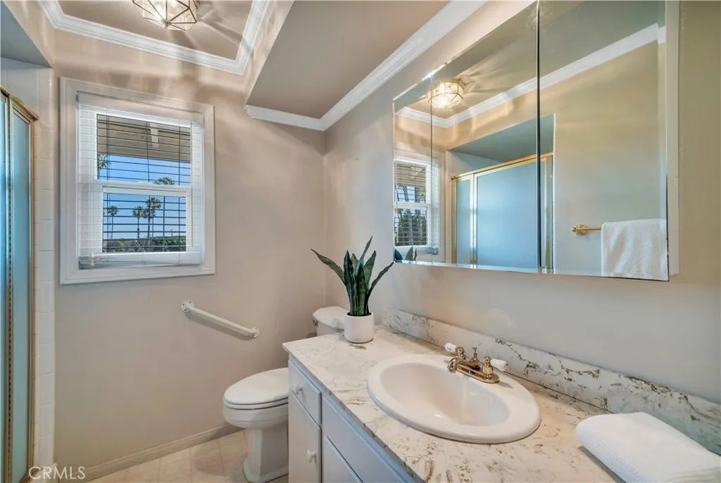 3/4 bath off of hallway