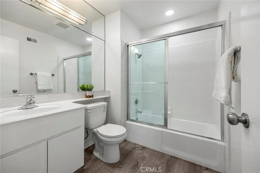 2 Bathroom- En-suite with 2nd Bedroom