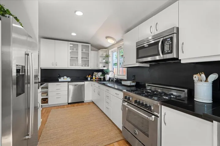 991 Lincoln Avenue, Palo Alto, California 94301
