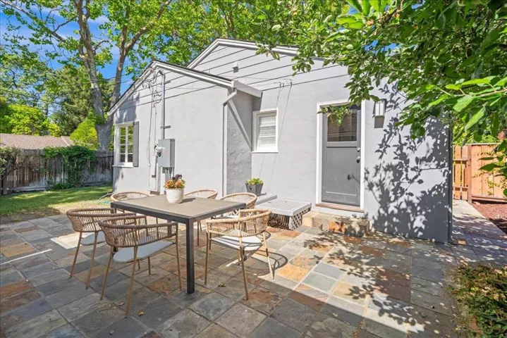 991 Lincoln Avenue, Palo Alto, California 94301
