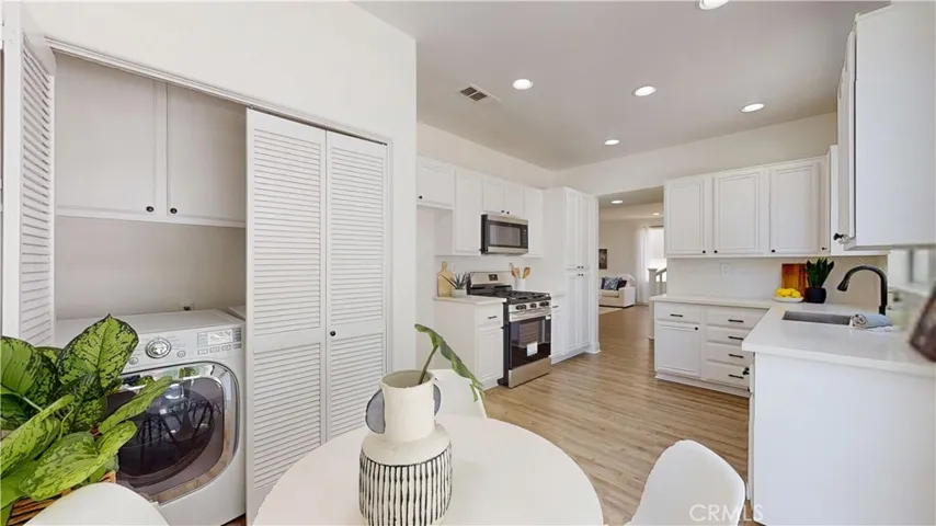 Breakfast Nook/Washer/Dryer