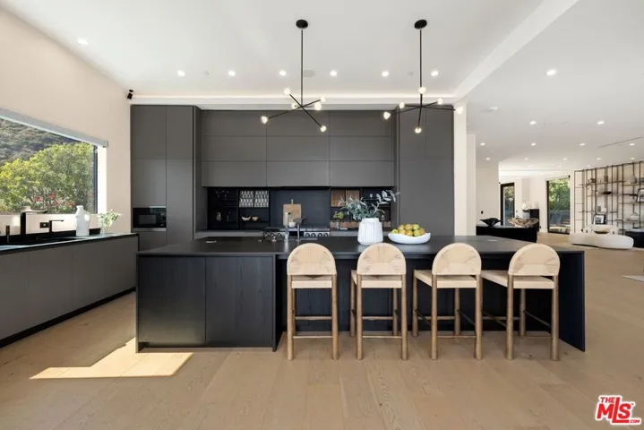1754 Clear View Drive, Beverly Hills, California 90210