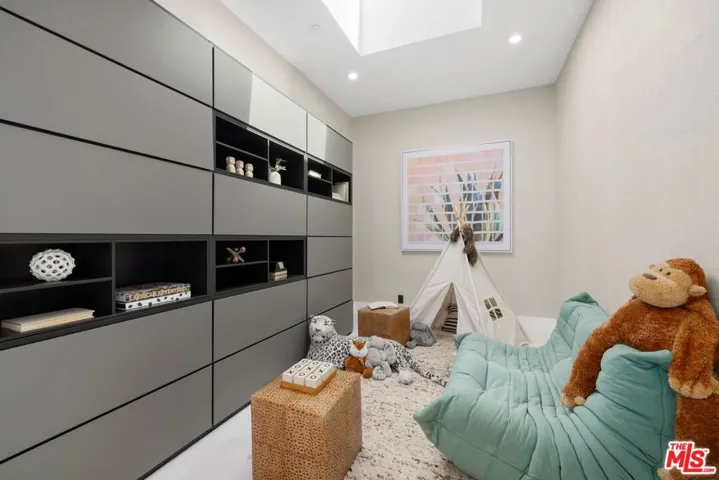 1754 Clear View Drive, Beverly Hills, California 90210