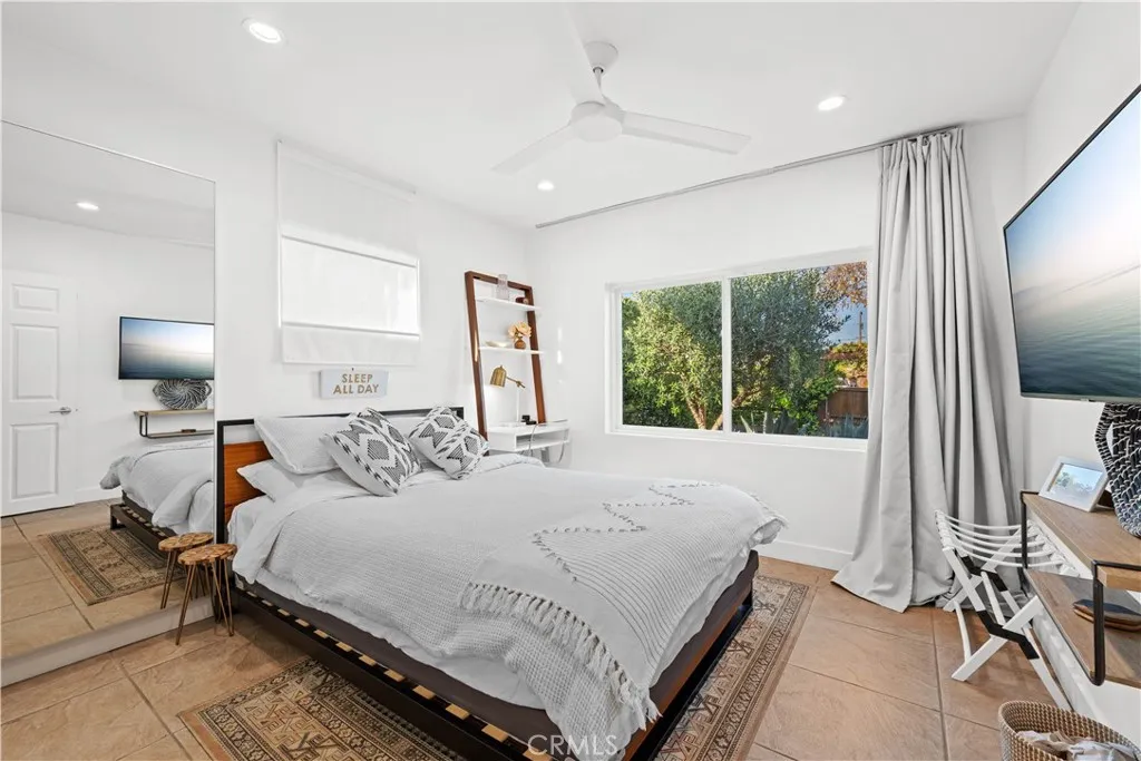 AIRBNB FURNITURE & FURNISHINGS INCLUDED