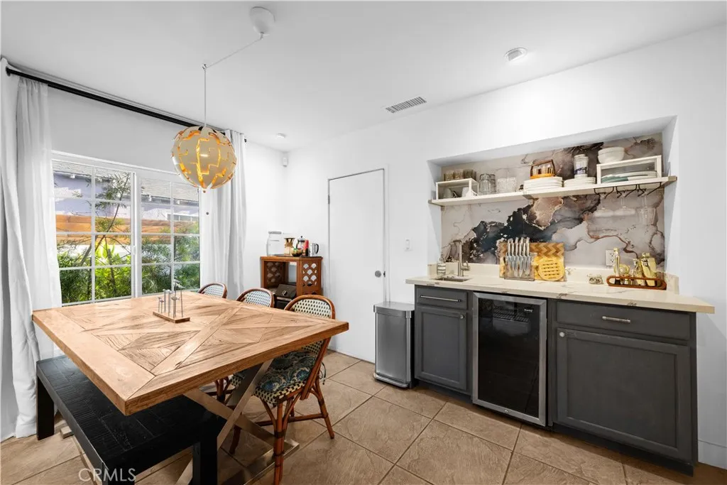AIRBNB FURNITURE & FURNISHINGS INCLUDED
