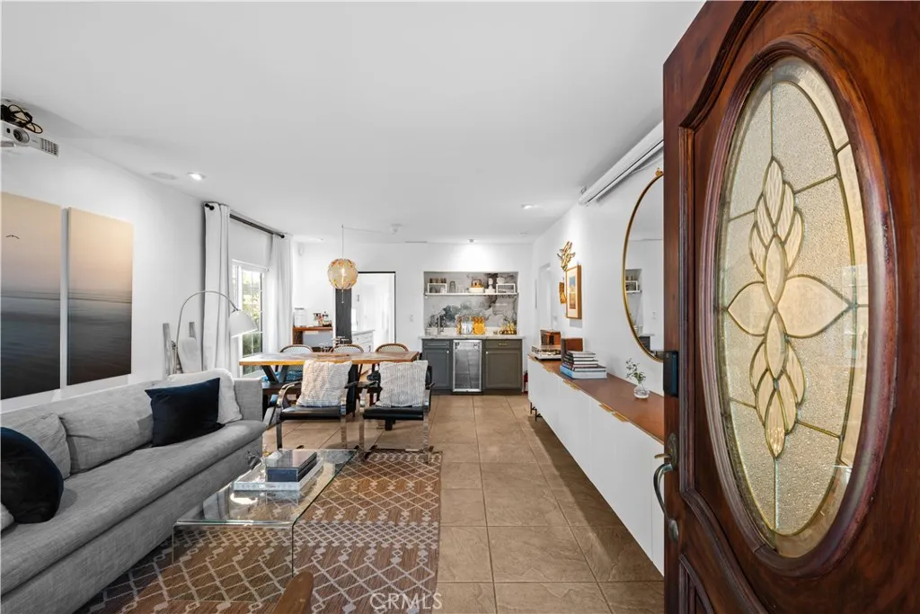 AIRBNB FURNITURE & FURNISHINGS INCLUDED