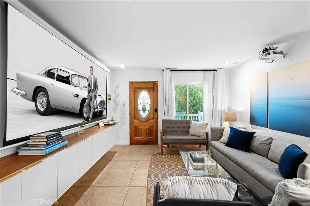 AIRBNB FURNITURE & FURNISHINGS INCLUDED