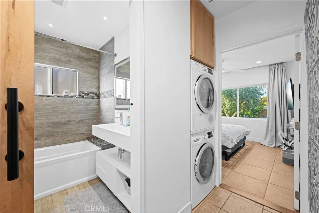 AIRBNB FURNITURE & FURNISHINGS INCLUDED