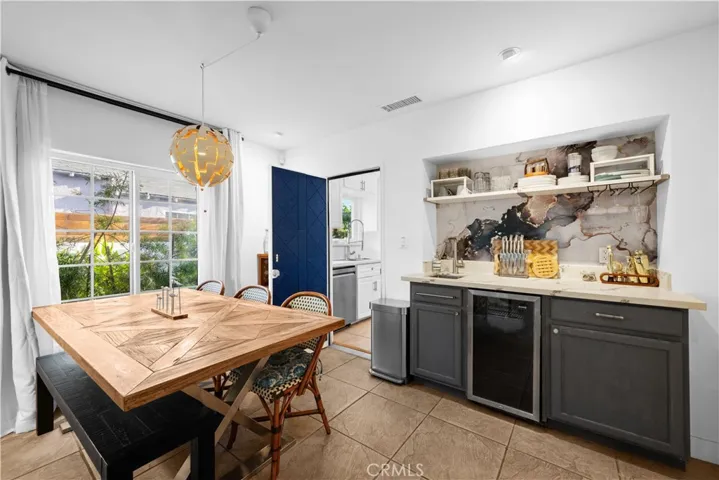 AIRBNB FURNITURE & FURNISHINGS INCLUDED
