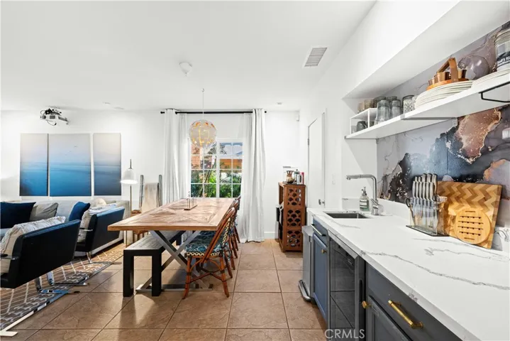 AIRBNB FURNITURE & FURNISHINGS INCLUDED