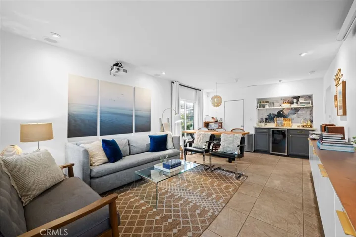 AIRBNB FURNITURE & FURNISHINGS INCLUDED