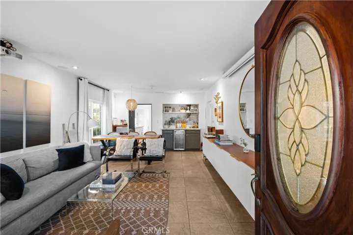 AIRBNB FURNITURE & FURNISHINGS INCLUDED