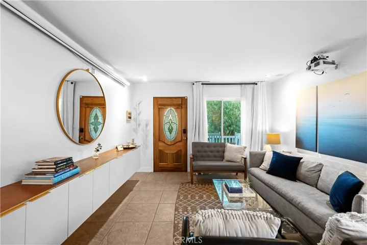 AIRBNB FURNITURE & FURNISHINGS INCLUDED