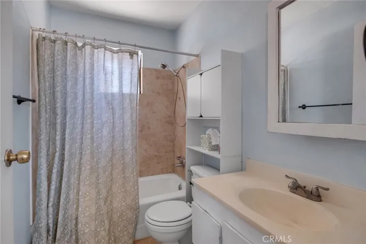 11631 Whitehaven, Oak Hills, California 92344