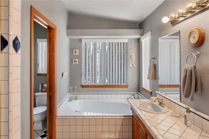 11631 Whitehaven, Oak Hills, California 92344
