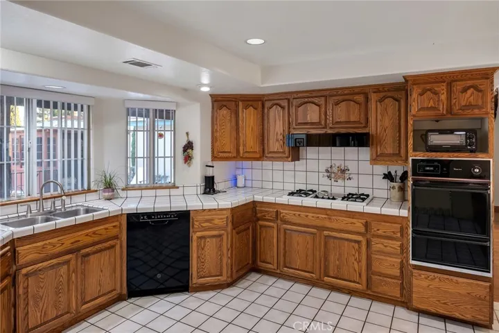 11631 Whitehaven, Oak Hills, California 92344