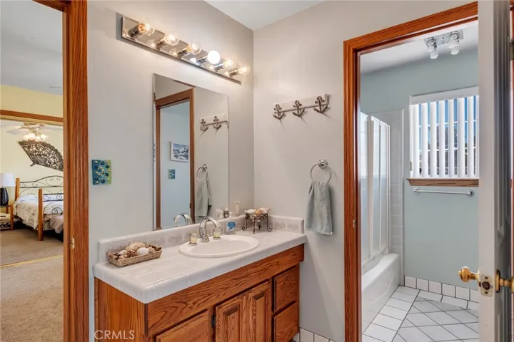 11631 Whitehaven, Oak Hills, California 92344