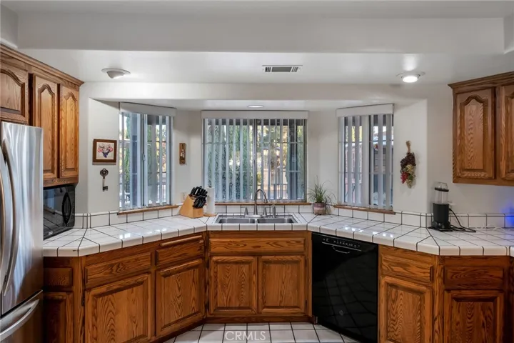 11631 Whitehaven, Oak Hills, California 92344