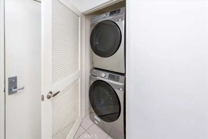 In Unit Washer & Dryer Stays in the Unit