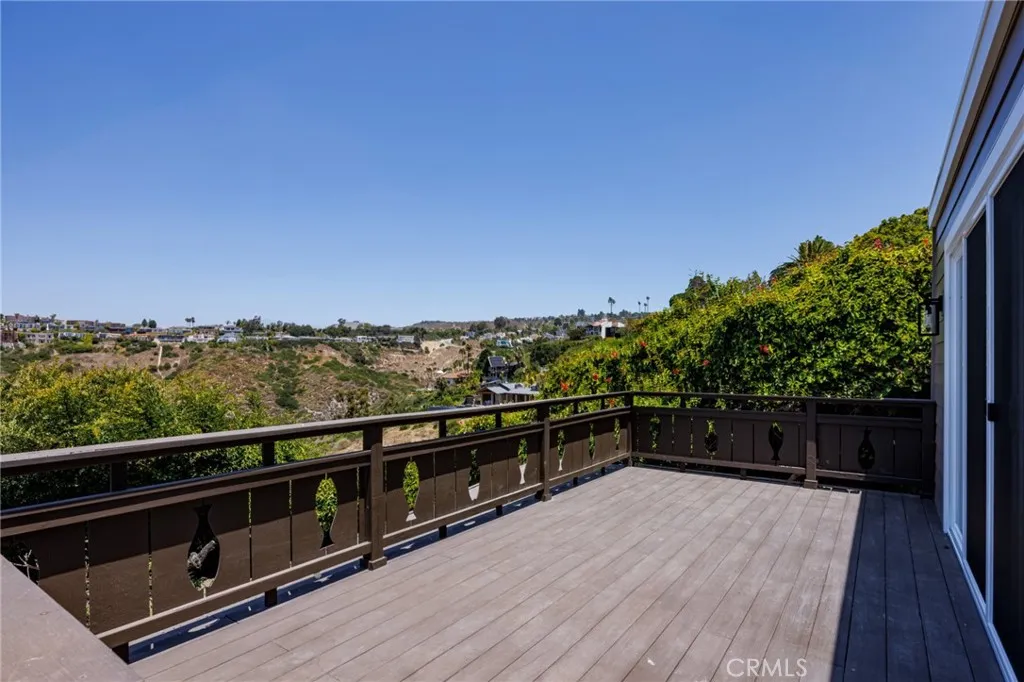 Guest unit deck