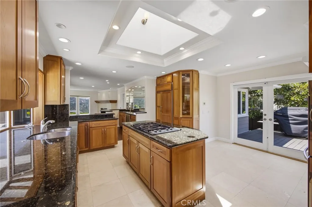 Kitchen with barbeque deck