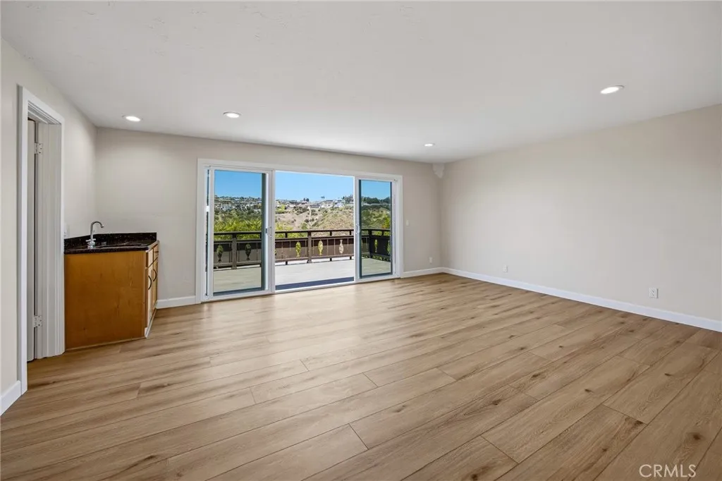 Bonus room with wet bar and bathroom