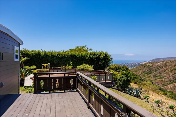 Guest unit deck