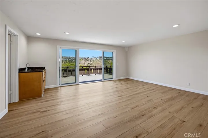 Bonus room with wet bar and bathroom
