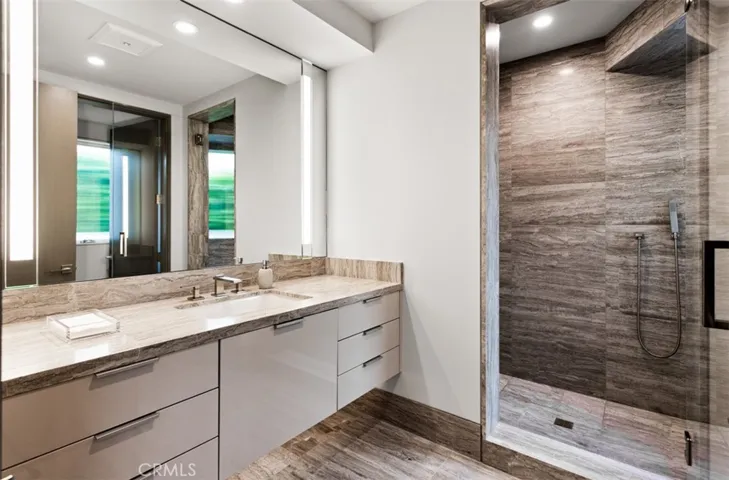 Main Level Bedroom En-Suite