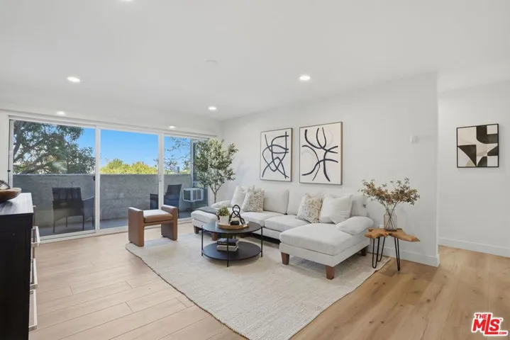 8400 De Longpre Avenue 209, West Hollywood, California 90069