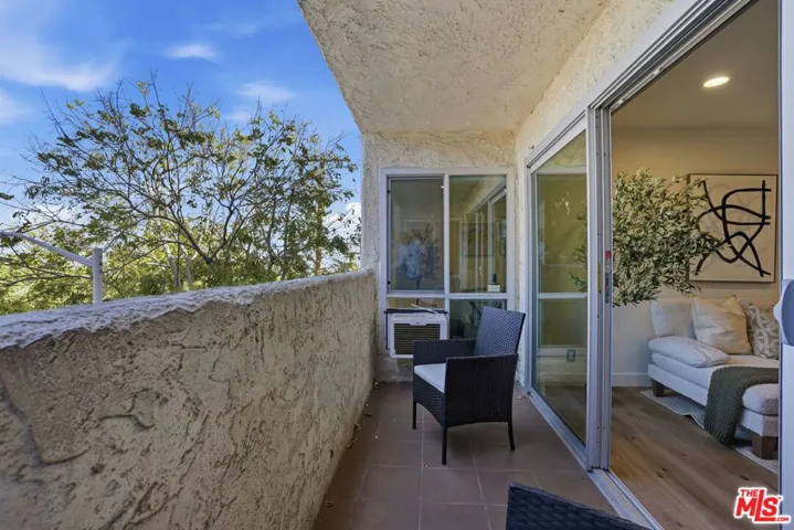 8400 De Longpre Avenue 209, West Hollywood, California 90069