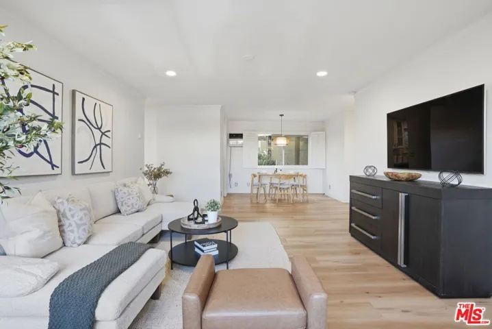 8400 De Longpre Avenue 209, West Hollywood, California 90069