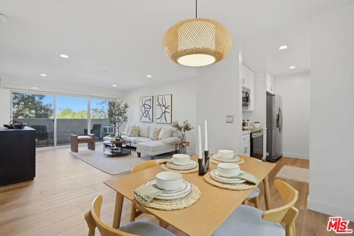 8400 De Longpre Avenue 209, West Hollywood, California 90069