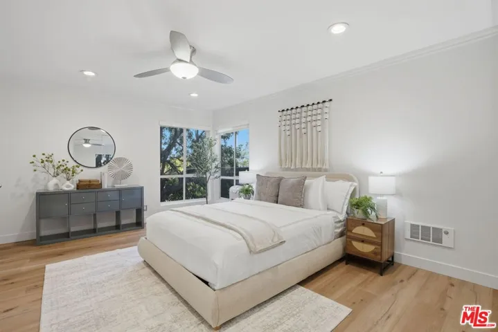 8400 De Longpre Avenue 209, West Hollywood, California 90069