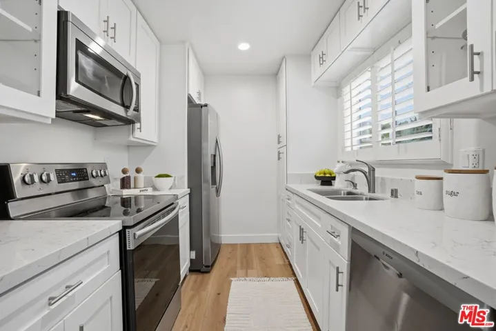 8400 De Longpre Avenue 209, West Hollywood, California 90069