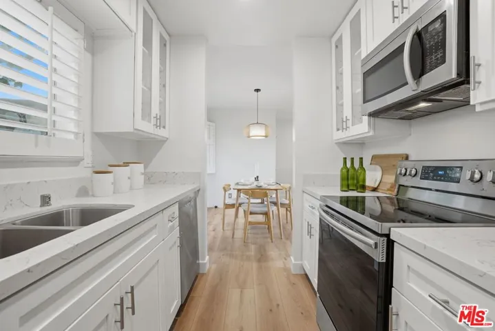 8400 De Longpre Avenue 209, West Hollywood, California 90069
